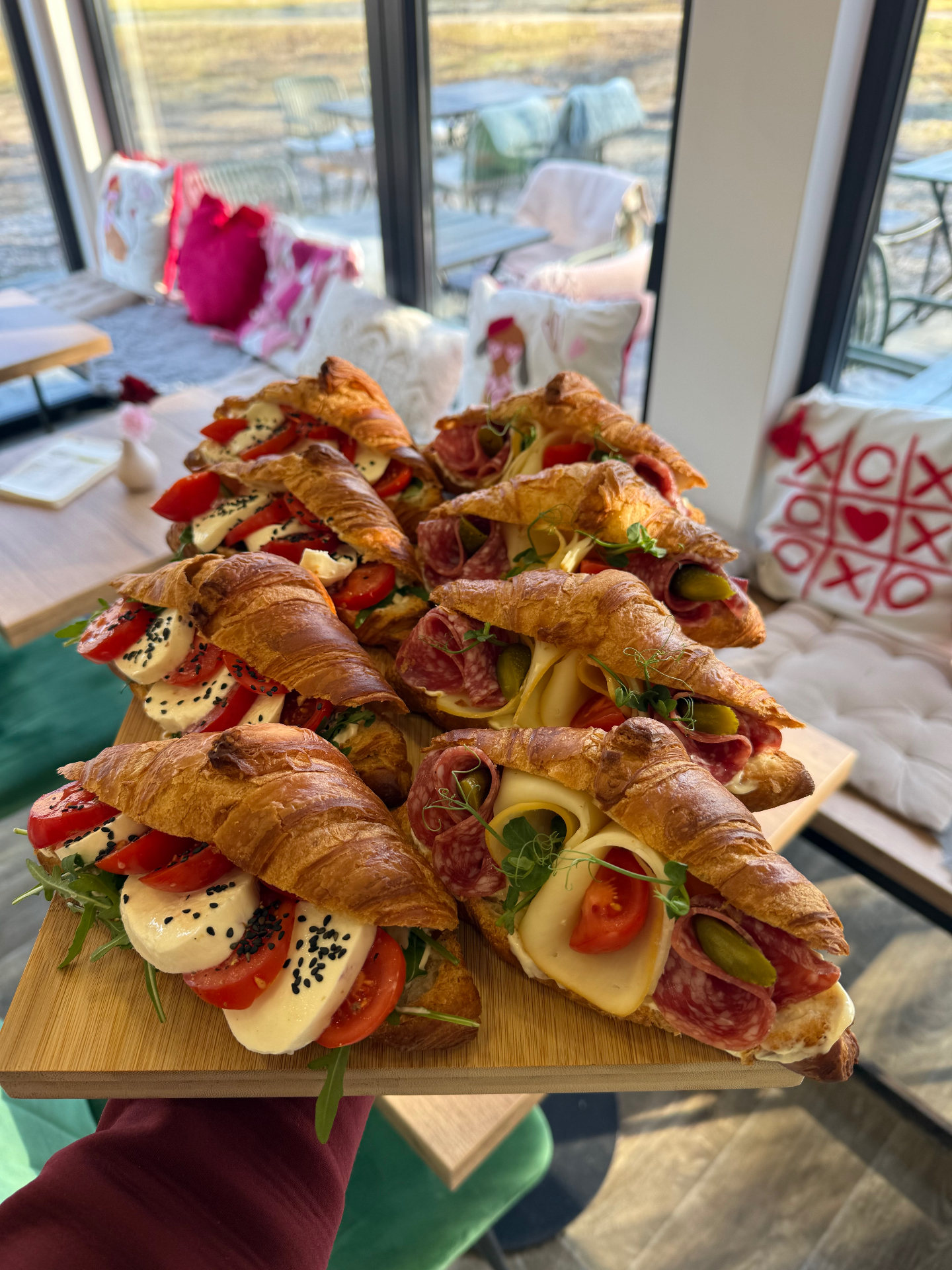 Croissanty plněné caprese a salámem se sýrem na prkénku